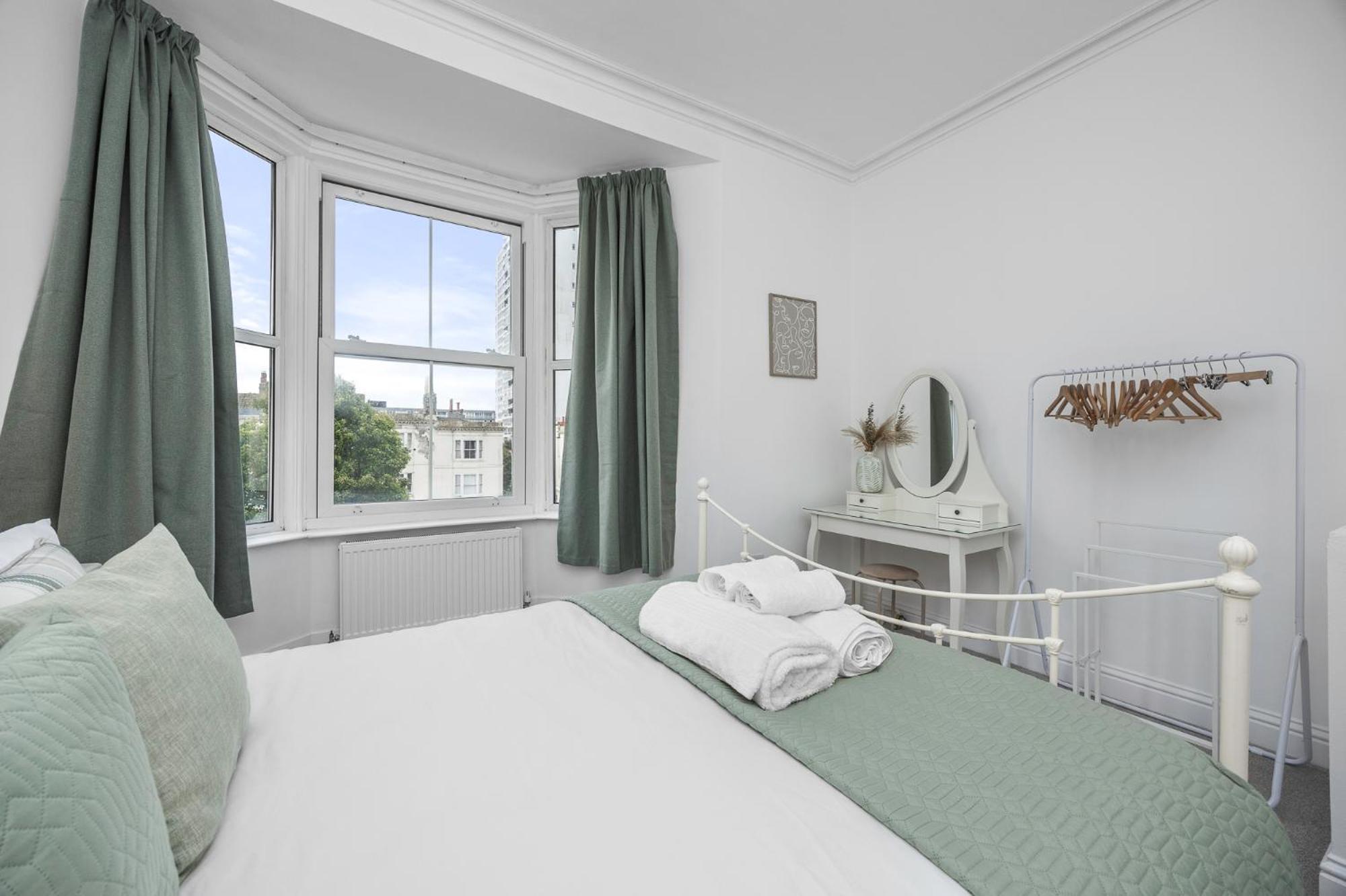 2 Bedroom Flat - With King Sized Beds, Netflix And Sky - Perfect For Contractors, Vacation Guests Or Those Relocating 브라이턴 외부 사진