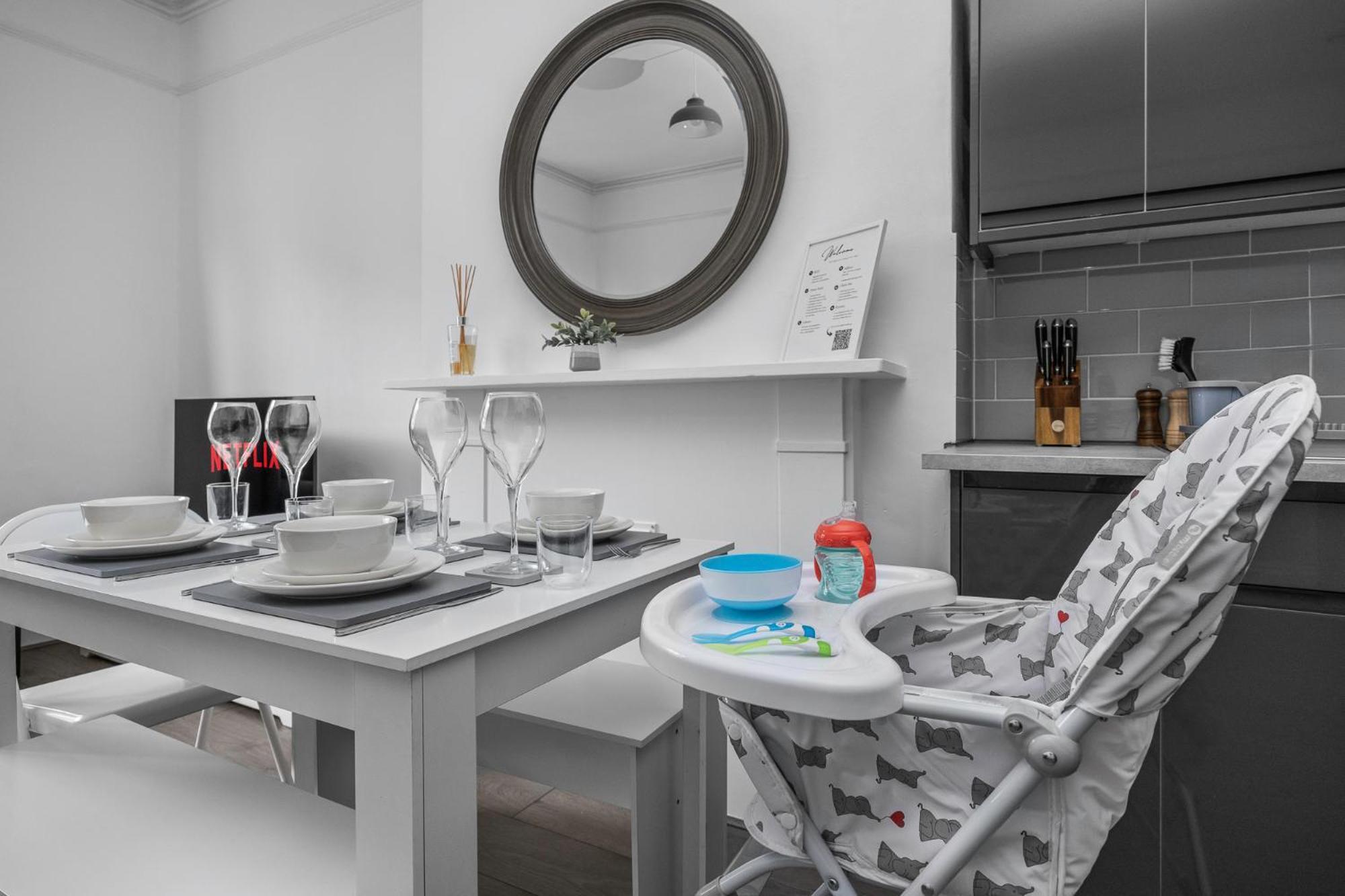 2 Bedroom Flat - With King Sized Beds, Netflix And Sky - Perfect For Contractors, Vacation Guests Or Those Relocating 브라이턴 외부 사진
