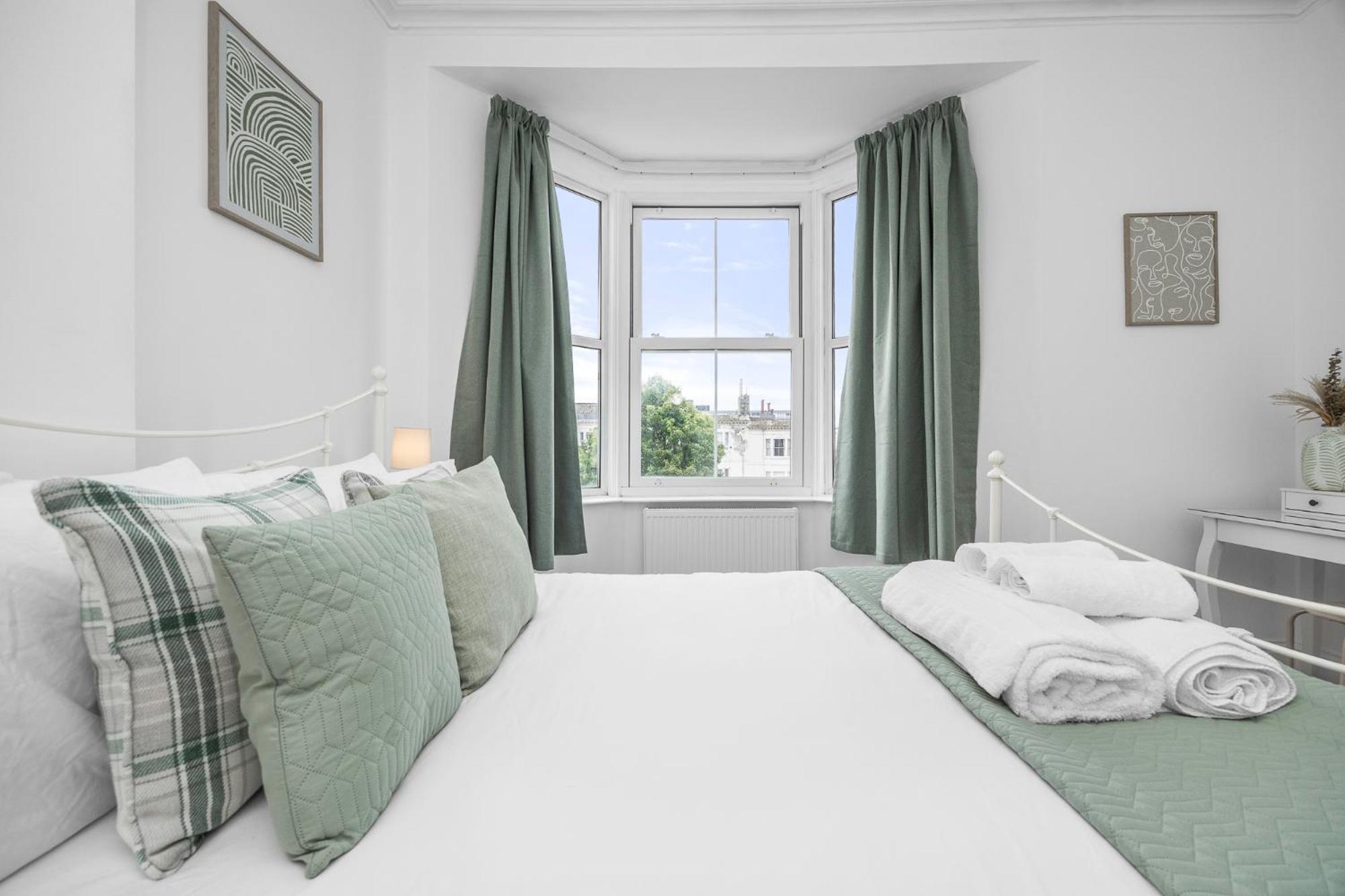 2 Bedroom Flat - With King Sized Beds, Netflix And Sky - Perfect For Contractors, Vacation Guests Or Those Relocating 브라이턴 외부 사진