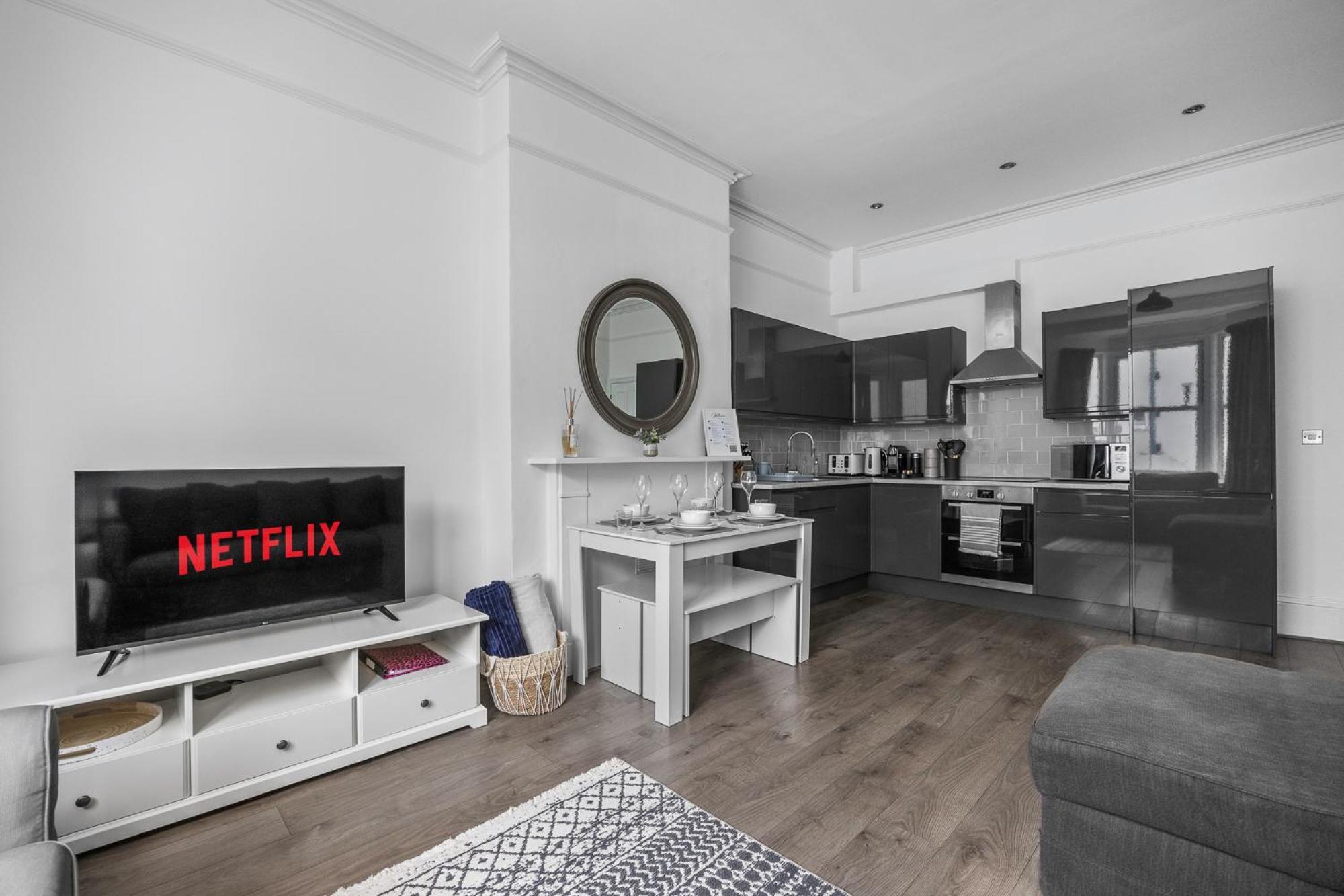 2 Bedroom Flat - With King Sized Beds, Netflix And Sky - Perfect For Contractors, Vacation Guests Or Those Relocating 브라이턴 외부 사진