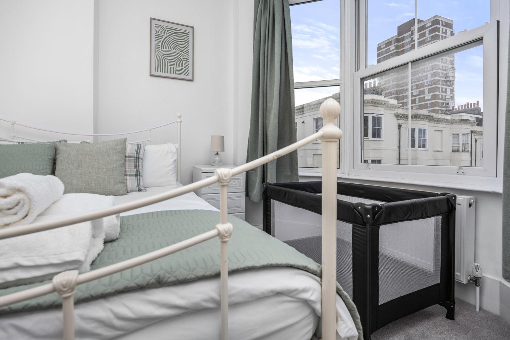 2 Bedroom Flat - With King Sized Beds, Netflix And Sky - Perfect For Contractors, Vacation Guests Or Those Relocating 브라이턴 외부 사진