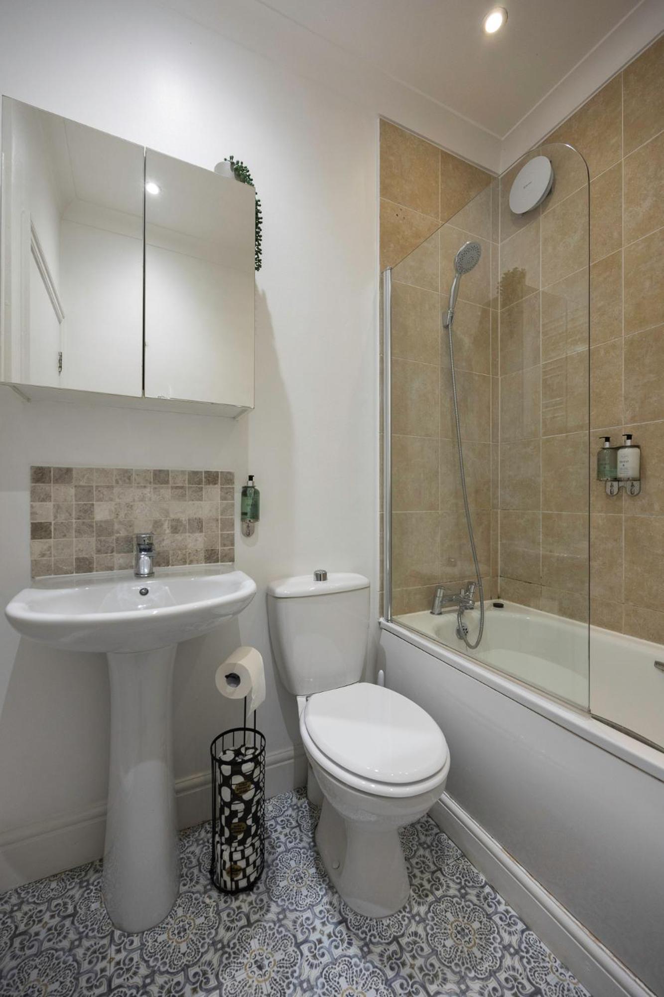 2 Bedroom Flat - With King Sized Beds, Netflix And Sky - Perfect For Contractors, Vacation Guests Or Those Relocating 브라이턴 외부 사진