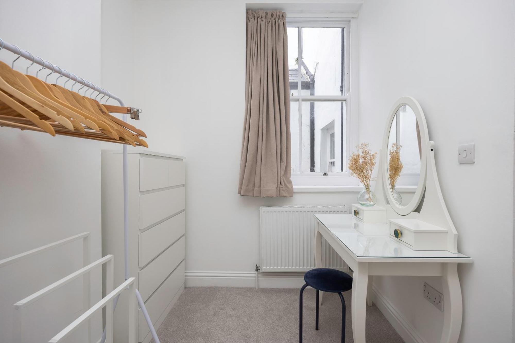 2 Bedroom Flat - With King Sized Beds, Netflix And Sky - Perfect For Contractors, Vacation Guests Or Those Relocating 브라이턴 외부 사진